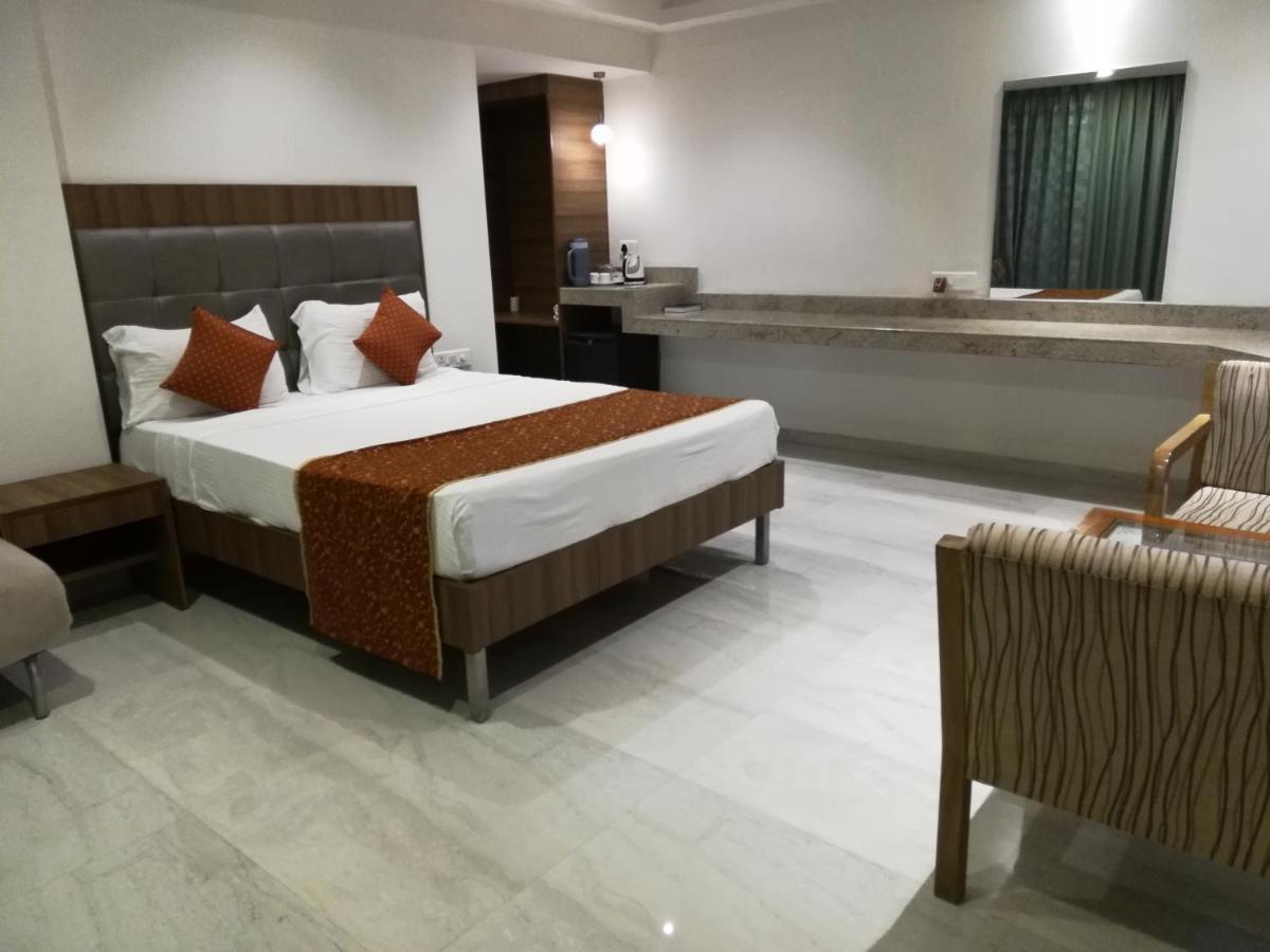 Lake View Resort Lonavala Bagian luar foto