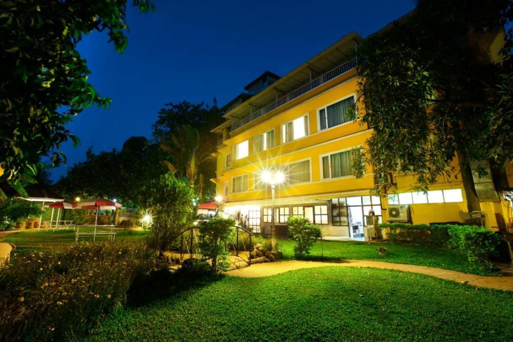 Lake View Resort Lonavala Bagian luar foto