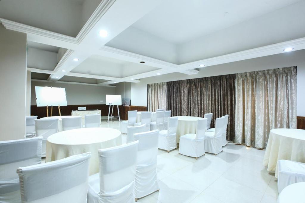 Lake View Resort Lonavala Bagian luar foto