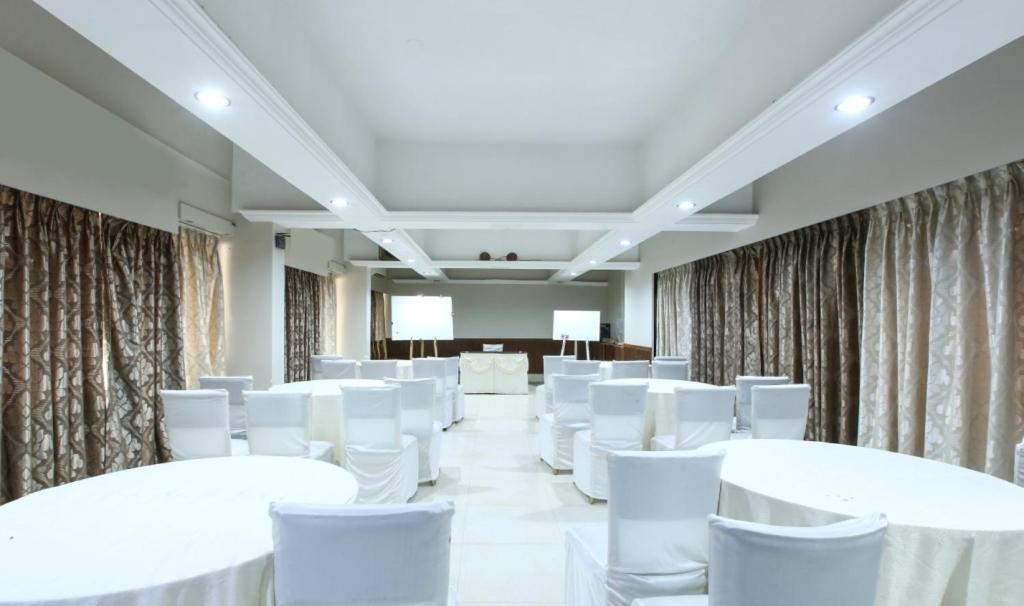 Lake View Resort Lonavala Bagian luar foto